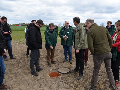 Dr. Knut Meyer vom Landesamt für Bergbau, Energie und Geologie gab einen Einblick in die Saugsondenanlage.