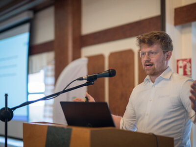 Carl Fritsch vom Forschungsinstitut für Wasserwirtschaft und Klimazukunft an der Rheinisch-Westfälischen Technischen Hochschule Aachen spricht auf der 15. Biogastagung der Landwirtschaftskammer Niedersachsen am 28.02.2024 in Verden. - © Wolfgang Ehrecke Carl Fritsch vom Forschungsinstitut für Wasserwirtschaft und Klimazukunft an der Rheinisch-Westfälischen Technischen Hochschule Aachen spricht auf der 15. Biogastagung der Landwirtschaftskammer Niedersachsen am 28.02.2024 in Verden.