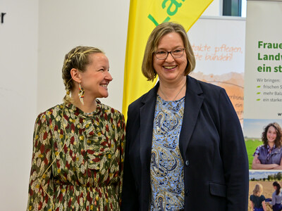 Frauke Patzke (r.), Staatssekretärin im niedersächsischen Agrarministerium, und Tanja Mogwitz (Initiative „Jung & Landwirtin“) auf der Fachtagung Frauen in der Landwirtschaft - Mut tut gut!