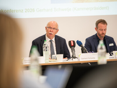 Ernte-PK am 03.09.2026 in Hannover-Ahlem: Kammerpräsident Gerhard Schwetje und Gerald Burgdorf (Fachbereich Pflanzenbau). - © Christopher Hanraets Ernte-PK am 03.09.2026 in Hannover-Ahlem: Kammerpräsident Gerhard Schwetje und Gerald Burgdorf (Fachbereich Pflanzenbau).