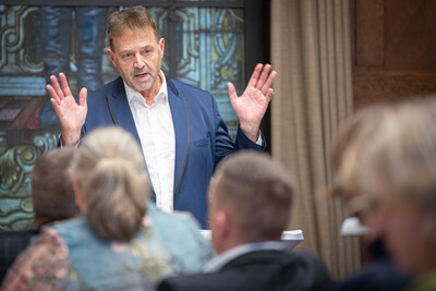 „Unsere bäuerlichen Familienbetriebe haben sich den großen Herausforderungen erfolgreich gestellt und vielfach gute Wege im Strukturwandel gefunden“, sagte Dr. Albert Hortmann-Scholten im Rückblick auf 35 erfüllte Berufsjahre bei der LWK.