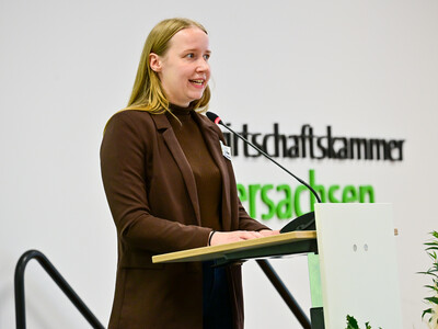 LWK-Hauswirtschafts-Expertin Maike L&uuml;ken w&auml;hrend &Uuml;bergabe Meisterbriefe Hauswirtschaft 2025 in Hannover.