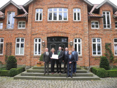 Aufstellung vor dem Wohnhaus des Betriebes