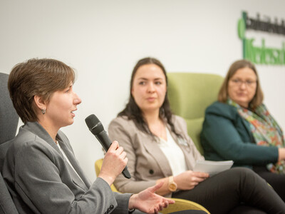 &bdquo;Wer diese Ausbildung machen m&ouml;chte, sollte nicht z&ouml;gern, blo&szlig; weil er oder sie nicht aus einer Bauernfamilie stammt': Landwirtin Johanna Schwarte (links) machte jungen Menschen ohne landwirtschaftlichem Hintergrund Mut, ihren Beruf zu ergreifen.