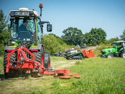 Elektrotraktor des Herstellers Fendt (l.) beim Praxistag Alternative Antriebsenergien für Landmaschinen am 01.07.2025 im LBZ Echem.