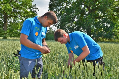 Platz 3 in der Kategorie Landwirtschaft II: Joss Legtenborg (l.) und Jannik Richter während des Finales des Berufswettbewerbs der deutschen Landjugend am 21.06.2023 nahe des Landwirtschaftlichen Bildungszentrums in Echem. - © Gräschke/Bund der Deutschen Landjugend Platz 3 in der Kategorie Landwirtschaft II: Joss Legtenborg (l.) und Jannik Richter während des Finales des Berufswettbewerbs der deutschen Landjugend am 21.06.2023 nahe des Landwirtschaftlichen Bildungszentrums in Echem.