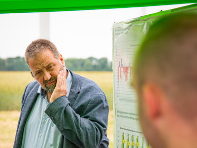 Landvolk-Pr&auml;sident Dr. Holger Hennies als Ehrengast des Feldtags zum Thema Landwirtschaft und Wasserschutz am 17.06.2026 in Schw&uuml;blingsen (Uetze/Region Hannover).