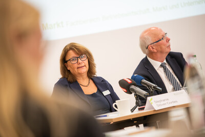 LWK-Marktexpertin Stephanie St&ouml;ver-Cordes (l.) und Kammerpr&auml;sident Gerhard Schwetje w&auml;hrend der Ernte-Pressekonferenz am 03.09.2026 in Hannover-Ahlem.