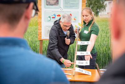 Bodenfachmann Dr. Frank Lorenz (l., LUFA Nord-West) und Caroline Benecke (LWK-D&uuml;nge-Expertin) beim Fach-Event &bdquo;Zwischen Acker und App &ndash; Digitalisierung Ihres Pflanzenbaus&ldquo; auf der Dom&auml;ne Schickelsheim (K&ouml;nigslutter/Kreis Helmstedt).