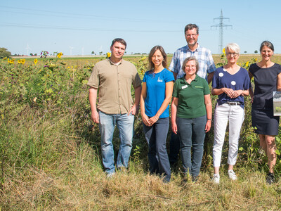 V.l.: Ruben Max Garchow (UNB), Marieke Neßmann (NABU), Landwirt Matthias Johns, Martina Diehl (LWK), Landrätin Christiana Steinbrügge, Agrarministerin Miriam Staudte, Kammerpräsident Gerhard Schwetje, Dr. Holger Buschmann (NABU), Jan Schröder (MdL). - © Wolfgang Ehrecke V.l.: Ruben Max Garchow (UNB), Marieke Neßmann (NABU), Landwirt Matthias Johns, Martina Diehl (LWK), Landrätin Christiana Steinbrügge, Agrarministerin Miriam Staudte, Kammerpräsident Gerhard Schwetje, Dr. Holger Buschmann (NABU), Jan Schröder (MdL).
