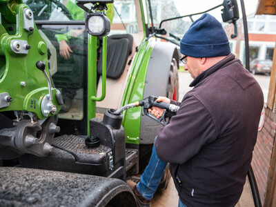 Auftanken des Dieselschleppers