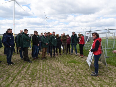Dr. Dagmar Matuschek (rechts), bei der Landwirtschaftskammer Niedersachsen stellvertretende Leiterin des Fachbereichs Versuchswesen Pflanze, erläuterte den Anwesenden Aufbau und Umsetzung des Feldversuchs.