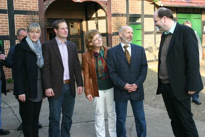 Die Familie Hormann begr&uuml;&szlig;t Minister Meyer auf dem Betrieb