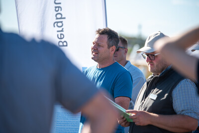Landwirt Niels Kynast im Gespr&auml;ch mit Matthias Miersch