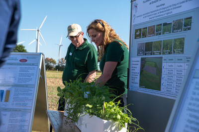 Tim Eiler und Andrea Knigge-Sievers pr&auml;sentieren Ergebnisse aus dem Zwischenfruchtanbau in Schw&uuml;blingsen