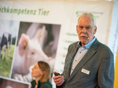 Dirk Albers (LWK-Fachreferent Rinderzucht und Rinderhaltung) auf dem Milcherzeugertag 2025 in Rodenkirchen.