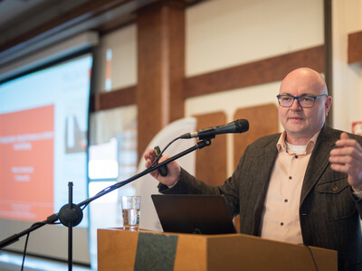 Dr. Helmut Loibl, auf erneuerbare Energien spezialisierter Rechtsanwalt aus Regensburg, als Referent der 15. Biogastagung der Landwirtschaftskammer Niedersachsen am 28.02.2024 in Verden. - © Wolfgang Ehrecke Dr. Helmut Loibl, auf erneuerbare Energien spezialisierter Rechtsanwalt aus Regensburg, als Referent der 15. Biogastagung der Landwirtschaftskammer Niedersachsen am 28.02.2024 in Verden.