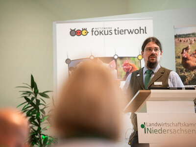 Dominik Jacobs (LWK) zeigte, wie sich verschiedene Faktoren auf die Wirtschaftlichkeit eines Betriebs auswirken k&ouml;nnen