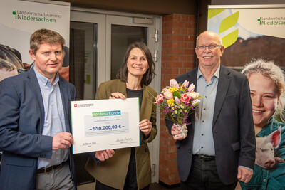 &Uuml;bergabe des F&ouml;rderbescheids f&uuml;r den Umbau der Lehrwerkstatt Schwein im LBZ (v.l.): LBZ-Leiter Ulrich Peper, Agrarministerin Miriam Staudte und Kammerpr&auml;sident Gerhard Schwetje.