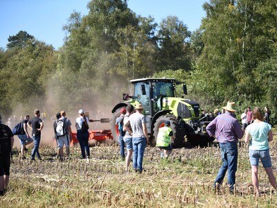 Bei der Maschinenvorf&uuml;hrung &bdquo;Von der Aussaat bis zur Ernte &ndash; Techniken rund um den Maisanbau&ldquo; in Gyhum waren am 7. September 2023 insgesamt 60 Ger&auml;te und Maschinen im praktischen Einsatz zu erleben.