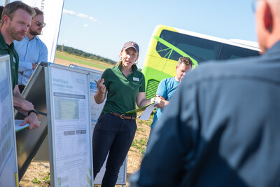 Gerald Burgdorf und Caroline Benecke erl&auml;uterten die ersten Ergebnisse aus Schw&uuml;blingsen aus pflanzenbaulicher Sicht