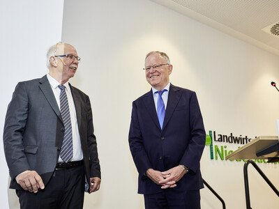 Kammerpr&auml;sident Gerhard Schwetje (l.) und Ministerpr&auml;sident Stephan Weil w&auml;hrend des Festakts zum 125-j&auml;hrigen Bestehen der Landwirtschaftskammer Niedersachsen am 21.05.2024 in Hannover-Ahlem
