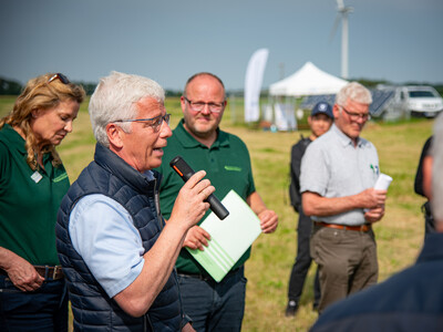 Dr. Frank Schm&auml;deke (CDU), im Landtag Vorsitzender des Ausschusses f&uuml;r Ern&auml;hrung, Landwirtschaft und Verbraucherschutz, spricht zu Beginn des Feldtags zum Thema Landwirtschaft und Wasserschutz am 17.06.2026 in Schw&uuml;blingsen (Uetze/Region Hannover).