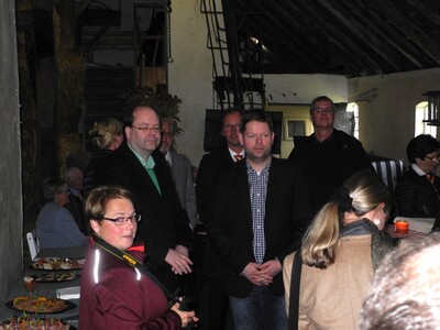 Henning M&uuml;ller begr&uuml;&szlig;t auf der Diele seines Betriebes zahlreiche Besucher