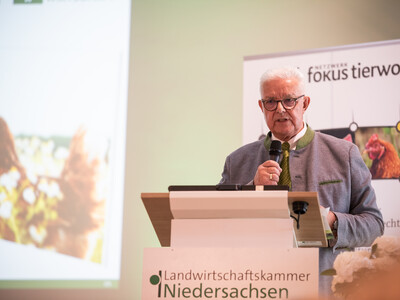 Friedrich-Otto Ripke, Vors. des NGW-Landesverbandes, referierte zu den Marktaussichten in der Gefl&uuml;gelbranche
