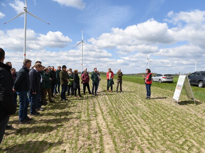 Dr. Dagmar Matuschek (rechts), bei der Landwirtschaftskammer Niedersachsen stellvertretende Leiterin des Fachbereichs Versuchswesen Pflanze, erl&auml;uterte den Anwesenden Aufbau und Umsetzung des Feldversuchs.