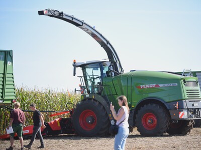 Bei der Maschinenvorf&uuml;hrung &bdquo;Von der Aussaat bis zur Ernte &ndash; Techniken rund um den Maisanbau&ldquo; in Gyhum waren am 7. September 2023 insgesamt 60 Ger&auml;te und Maschinen im praktischen Einsatz zu erleben.