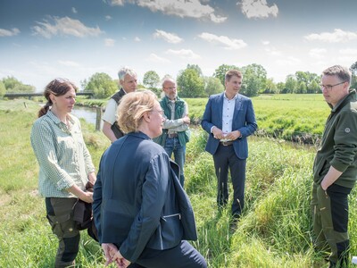 Ergebnisse und Herausforderungen der Nutriajagd: Fachleute der LWK, Vertreter*innen der J&auml;gerschaft sowie des Unterhaltungsverbandes am 11.05.2022 beim Treffen mit Agrarministerin Barbara Otte-Kinast an der Vechte bei Quendorf (Grafschaft Bentheim).