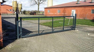 Das Tor gehört zur Einzäunung und hier gilt ebenso:j Auch kleine Wildtiere dürfen nicht in den Betrieb gelangen - © Dr. Konstanze Ruppert Das Tor gehört zur Einzäunung und hier gilt ebenso:j Auch kleine Wildtiere dürfen nicht in den Betrieb gelangen