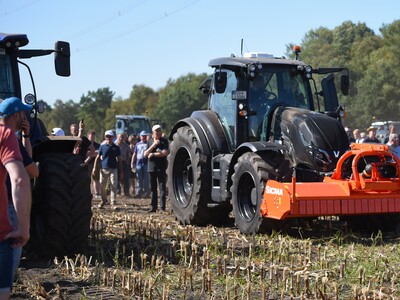 Bei der Maschinenvorf&uuml;hrung &bdquo;Von der Aussaat bis zur Ernte &ndash; Techniken rund um den Maisanbau&ldquo; in Gyhum waren am 7. September 2023 insgesamt 60 Ger&auml;te und Maschinen im praktischen Einsatz zu erleben.