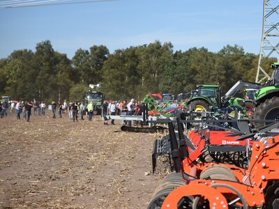 Bei der Maschinenvorf&uuml;hrung &bdquo;Von der Aussaat bis zur Ernte &ndash; Techniken rund um den Maisanbau&ldquo; in Gyhum waren am 7. September 2023 insgesamt 60 Ger&auml;te und Maschinen im praktischen Einsatz zu erleben.
