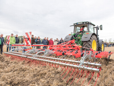 Wassersparend, bodenschonend, wirtschaftlich: Maschinenvorf&uuml;hrung zur ultraflachen Bodenbearbeitung mit mehr als 40 Ger&auml;ten in Sehnde (Region Hannover).