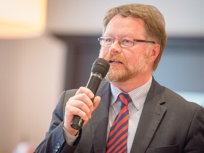 Kammerdirektor Dr. Bernd von Garmissen während der Abschiedsfeier für Dr. Günter Kuhnt, Leiter der Bezirksstelle Oldenburg-Süd.