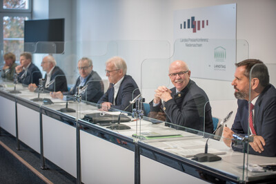 Pressekonferenz der Allianzpartner der Vereinbarung Der Niedersächsische Weg in Hannover: Am 29.10.2020 wurden die ausgehandelten Eckpfeiler für mehr Natur- und Artenschutz vorgestellt und diese erneut mit einer Unterschrift bekräftigt. - © Wolfgang Ehrecke Pressekonferenz der Allianzpartner der Vereinbarung Der Niedersächsische Weg in Hannover: Am 29.10.2020 wurden die ausgehandelten Eckpfeiler für mehr Natur- und Artenschutz vorgestellt und diese erneut mit einer Unterschrift bekräftigt.