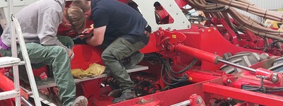 Berufsausbildung Landwirt / Landwirtin - © Rolf Fricke Abdrehprobe an der pneumatischen Drillmaschine