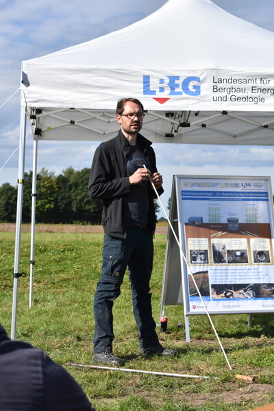 Dr. Norbert Bischoff (LBEG) präsentierte auf dem Feldtag Hamerstorf am 21.09.2023 die Ergebnisse der Sickerwasseruntersuchungen