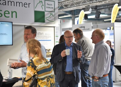 Kammerpr&auml;sident Gerhard Schwetje (M.) beim 1. Fachforum Schwein und Gefl&uuml;gelmast in den Emslandhallen in Lingen (07. und 08.06.2023).