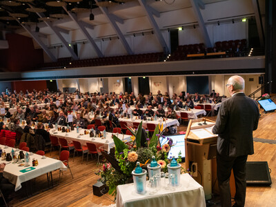 Die Kammerversammlung ist das höchste Beschlussorgan der LWK. Ihre insgesamt 138 ehrenamtlichen Mitglieder sind zu zwei Dritteln landwirtschaftliche Unternehmerinnen und Unternehmer und zu einem Drittel Arbeitnehmerinnen und Arbeitnehmer. - © Christopher Hanraets Die Kammerversammlung ist das höchste Beschlussorgan der LWK. Ihre insgesamt 138 ehrenamtlichen Mitglieder sind zu zwei Dritteln landwirtschaftliche Unternehmerinnen und Unternehmer und zu einem Drittel Arbeitnehmerinnen und Arbeitnehmer.