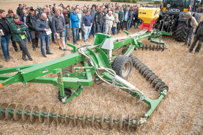 Wassersparend, bodenschonend, wirtschaftlich: Maschinenvorf&uuml;hrung zur ultraflachen Bodenbearbeitung mit mehr als 40 Ger&auml;ten in Sehnde (Region Hannover).
