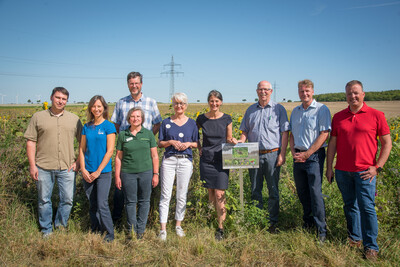 V.l.: Ruben Max Garchow (UNB), Marieke Neßmann (NABU), Landwirt Matthias Johns, Martina Diehl (LWK), Landrätin Christiana Steinbrügge, Agrarministerin Miriam Staudte, Kammerpräsident Gerhard Schwetje, Dr. Holger Buschmann (NABU), Jan Schröder (MdL). - © Wolfgang Ehrecke V.l.: Ruben Max Garchow (UNB), Marieke Neßmann (NABU), Landwirt Matthias Johns, Martina Diehl (LWK), Landrätin Christiana Steinbrügge, Agrarministerin Miriam Staudte, Kammerpräsident Gerhard Schwetje, Dr. Holger Buschmann (NABU), Jan Schröder (MdL).