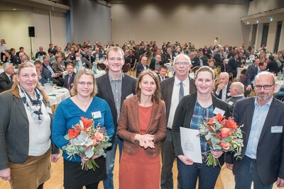 Janina Mahnken (zweite von rechts) ist auf dem Gesellschaftsabend der Landwirtschaftskammer Niedersachsen am Mittwoch (29.11.2023) in Oldenburg mit dem mit 500 Euro dotierten „Arbeitnehmerpreis für besonderes Engagement“ ausgezeichnet worden.
