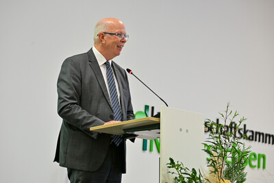 &bdquo;Der Meistertitel er&ouml;ffnet Ihnen, liebe Meisterinnen und Meister, vielf&auml;ltige Zukunftschancen als Fach- und F&uuml;hrungskraft&ldquo;, sagte Kammerpr&auml;sident Gerhard Schwetje vor rund 90 G&auml;sten aus Branche, Politik und Verb&auml;nden.