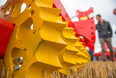 Wassersparend, bodenschonend, wirtschaftlich: Maschinenvorführung zur ultraflachen Bodenbearbeitung mit mehr als 40 Geräten in Sehnde (Region Hannover).