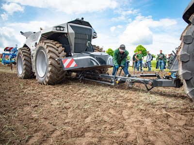 Beim Fach-Event &bdquo;Zwischen Acker und App &ndash; Digitalisierung Ihres Pflanzenbaus&ldquo; wird die autonome Krone-Lemken-Kombination nach dem Schlepp aufs Feld einsatzbereit gemacht.