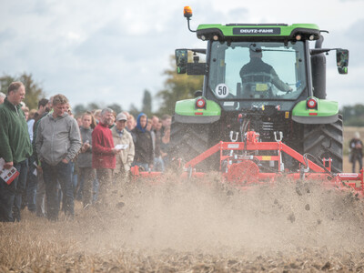 Wassersparend, bodenschonend, wirtschaftlich: Maschinenvorf&uuml;hrung zur ultraflachen Bodenbearbeitung mit mehr als 40 Ger&auml;ten in Sehnde (Region Hannover).
