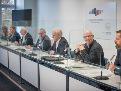 Pressekonferenz der Allianzpartner der Vereinbarung Der Nieders&auml;chsische Weg in Hannover: Am 29.10.2020 wurden die ausgehandelten Eckpfeiler f&uuml;r mehr Natur- und Artenschutz vorgestellt und diese erneut mit einer Unterschrift bekr&auml;ftigt.